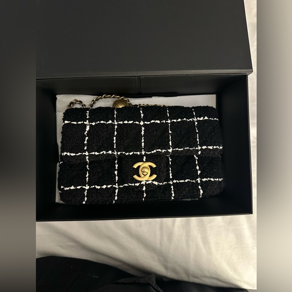 Authentic Chanel Mini Pearl Crush Flap Bag in Tweed & Antique Gold Hardware - Picture 5 of 16